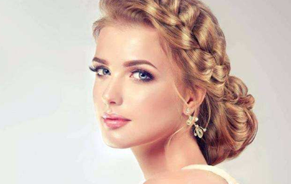 美容師化西式宴會妝的手法步驟