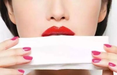 口紅用紙巾敷上噴水有什么作用