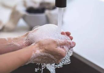 秋天用冷水洗臉好還是熱水洗臉好