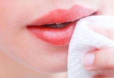 偶爾涂口紅可以用清水洗嗎