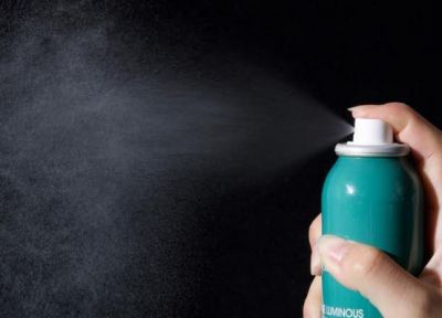 帶妝補涂防曬霜還是防曬噴霧好