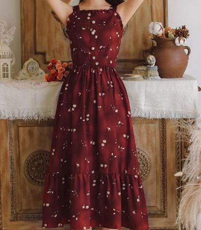 酒紅色背帶裙要怎么搭配