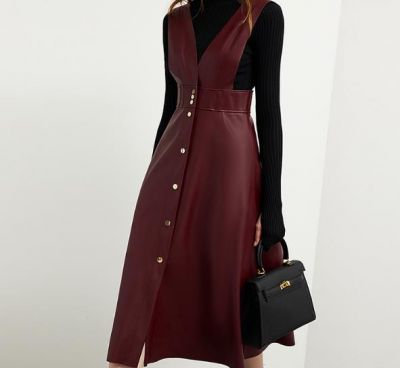 酒紅色背帶裙要怎么搭配