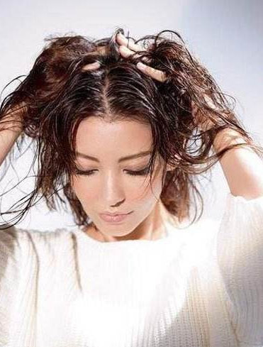 頭發卷曲粗糙怎么辦