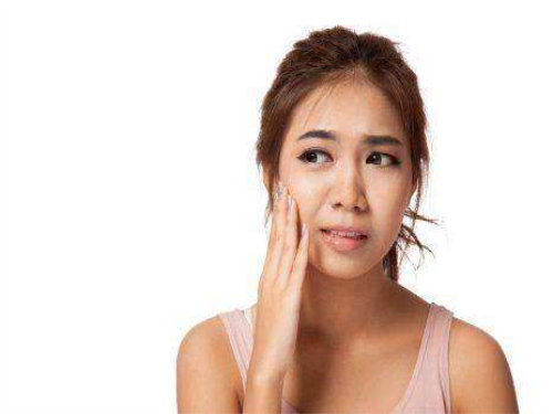 眼角長斑是什么原因導致的