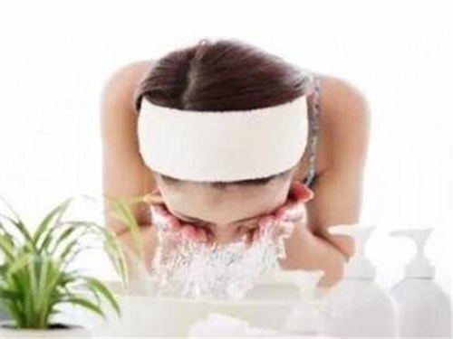 臉上長脂肪粒是怎么回事